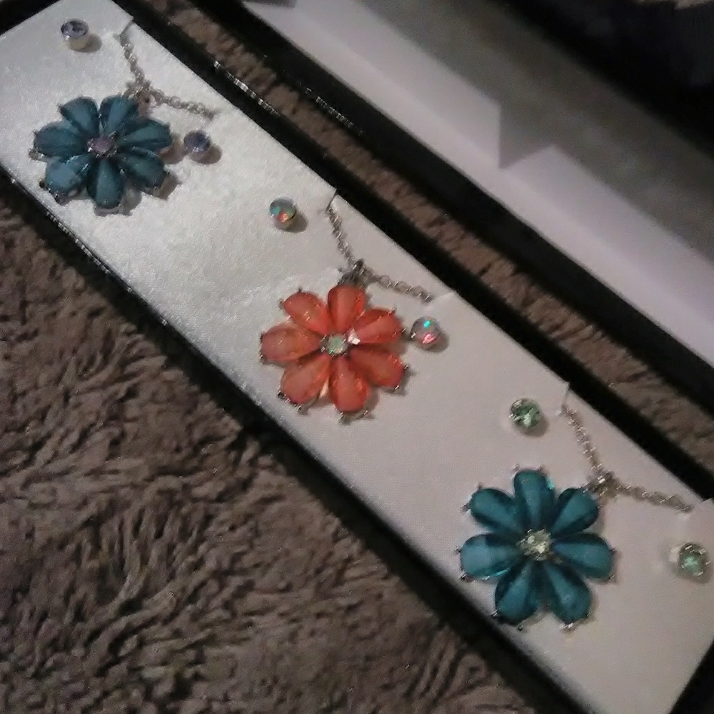 Necklace and earrings set